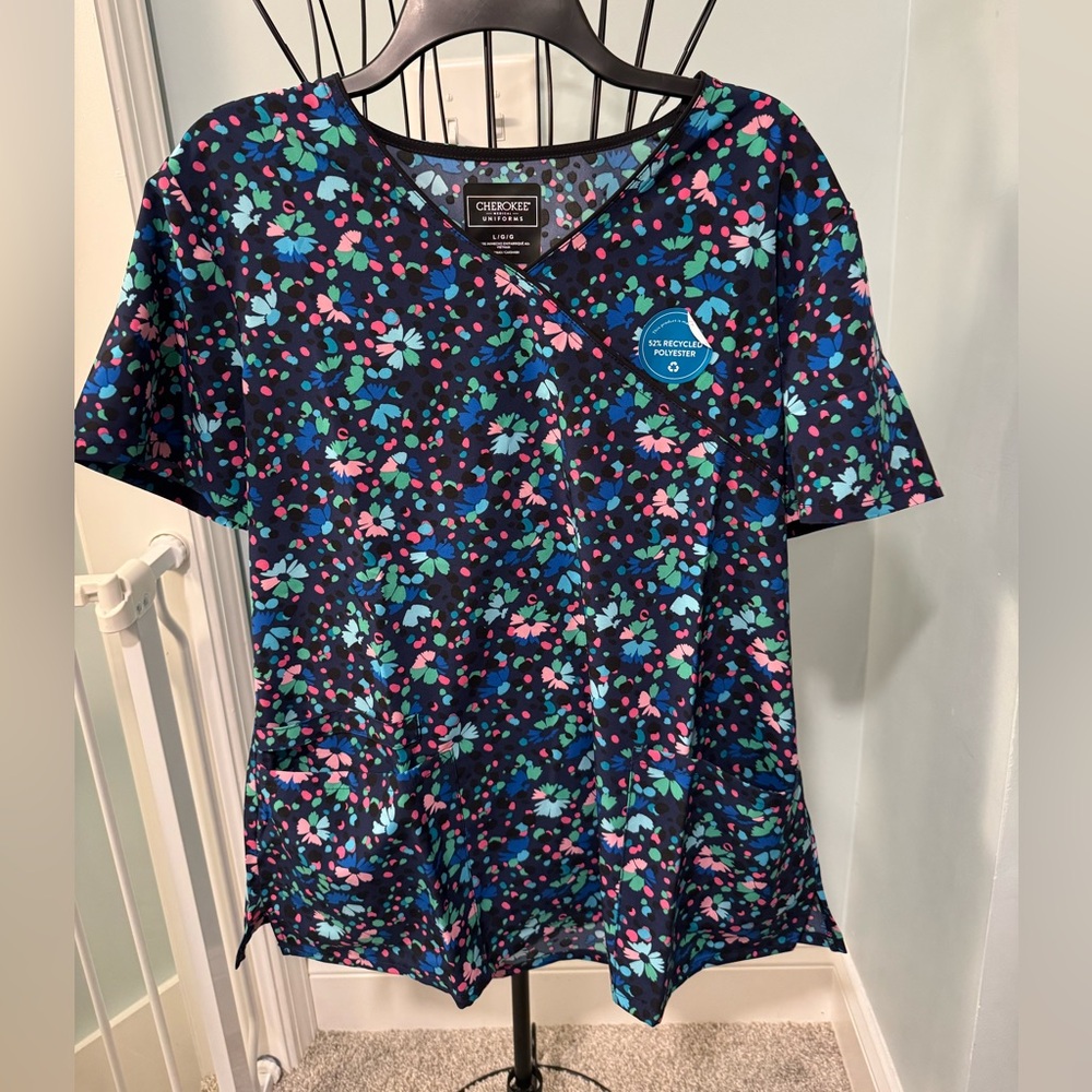 Cherokee Floral Women’s Scrub Top Large L in “Confetti Daisies” Ladies Navy
